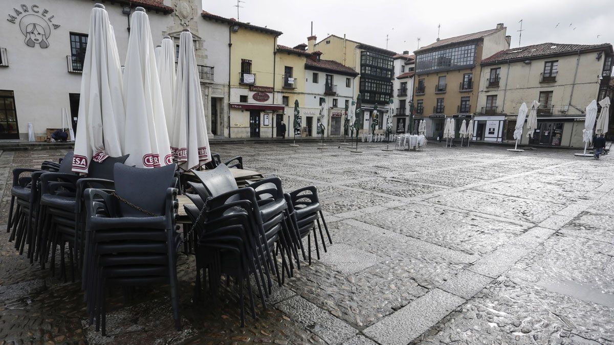 Terraza recogida en la Plaza de San Marcelo. | MAURICIO PEÑA Terraza recogida en la Plaza de San Marcelo. | MAURICIO PEÑA