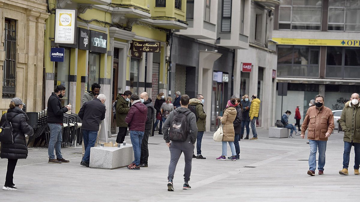 El mayor ambiente de los bares que siguen abriendo ‘para llevar’ coincide con la hora del café. | SAÚL ARÉN