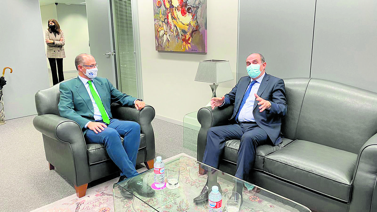 Luis Fuentes y Tomás Quintana, durante su reunión en León. | SAÚL ARÉN