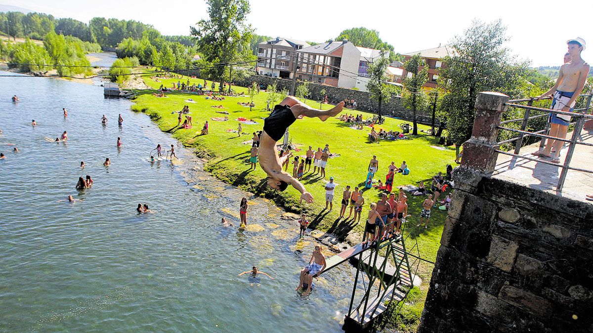 El Puente Mayor guarda bajo sus arcos el refrescante espacio de la piscina fluvial, un agradable lugar para las calurosas jornadas de verano. |  C. SÁNCHEZ