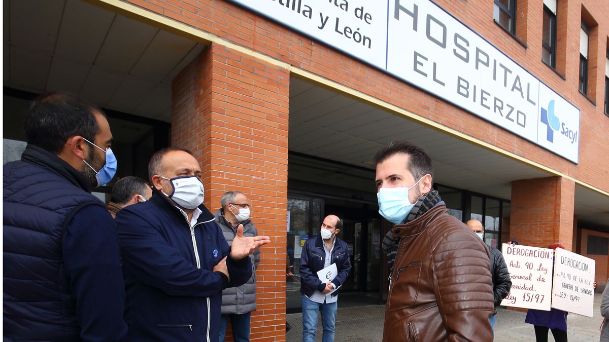 Tudanca, ante el Hospital del Bierzo, participó en la manifestción para defender el servicio de Oncología.