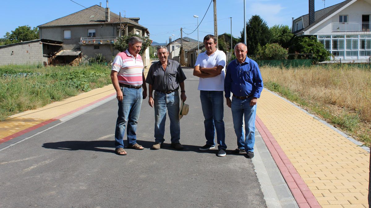 El alcalde de Carracedelo, Raúl Valcarce, visitó este martes las obras en Villamartín de la Aabadía. | L.N.C.