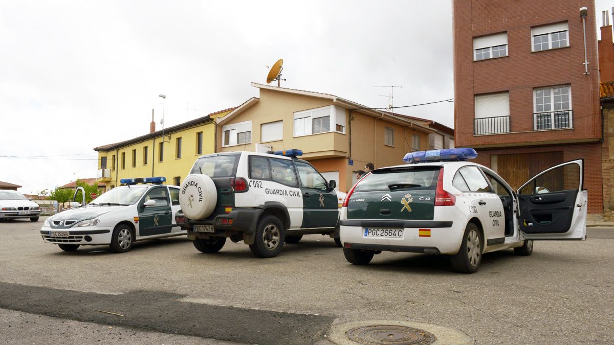 Tres vehículos de la Guardia Civil de León en una imagen de archivo. | MAURICIO PEÑA