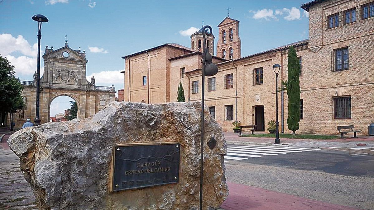 Sahagún, con su emblemático Arco de San Benito al fondo. | L.N.C.