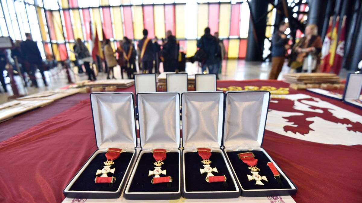 Medallas a la Policía Local de León en una imagen de archivo. | SAÚL ARÉN