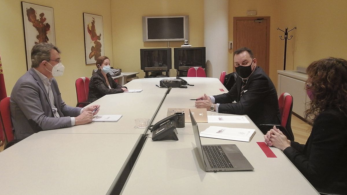 Un instante de la reunión sobre el proyecto para Casa Botines. | L.N.C. Un instante de la reunión sobre el proyecto para Casa Botines. | L.N.C.