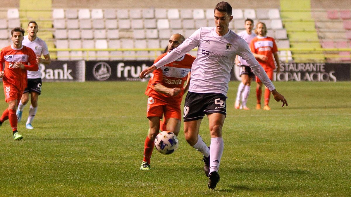 Claudio Medina se dispone a disparar en el choque del pasado fin de semana frente al Marino. | BURGOS CF