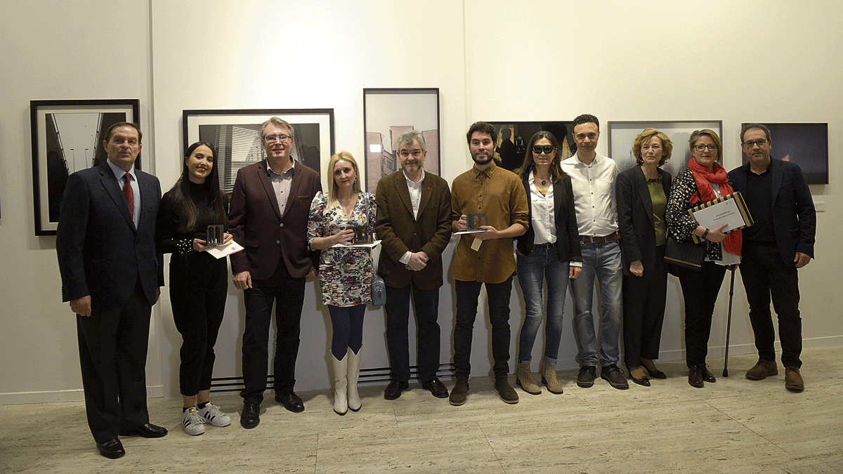 Foto de familia de los representantes de la Cámara, el jurado y los ganadores  de la quinta edición. | MAURICIO PEÑA
