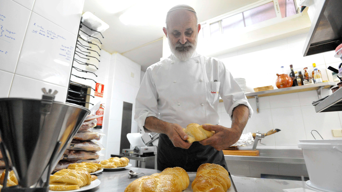 El cocinero Toni Piña impartió en 2015 un taller de cocina judía en Bodega Regia. | DANIEL MARTÍN