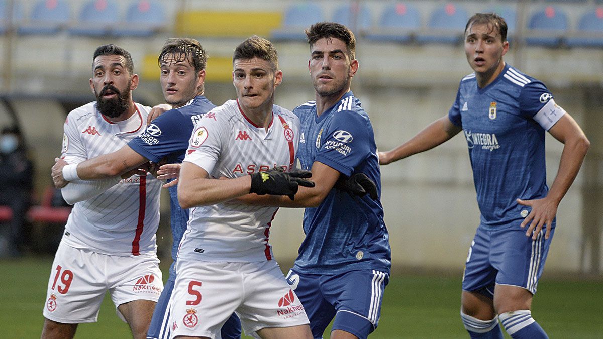 Montes y Bravo buscan rematar un córner ante el Oviedo B. | MAURICIO PEÑA Montes y Bravo buscan rematar un córner ante el Oviedo B. | MAURICIO PEÑA