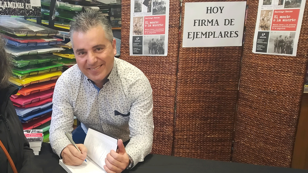 Santiago Macías, en un acto de firma de libros en Ponferrada. Santiago Macías, en un acto de firma de libros en Ponferrada.