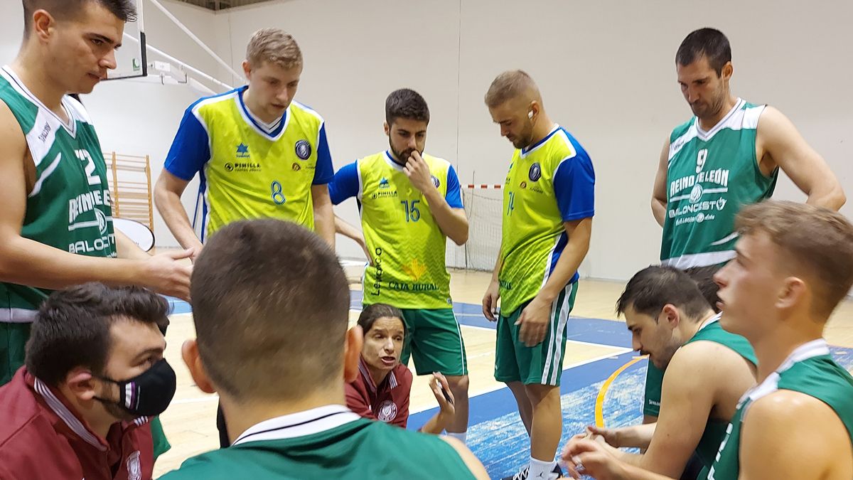 Jaime Llamas, con los demás compañeros y la entrenadora del CB Reino de León. | L.N.C.