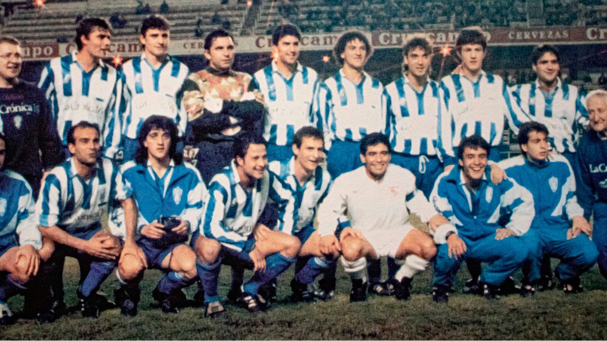 Maradona se fotografía con la plantilla de la Ponferradina tras el partido jugado en noviembre de 1992. | SDP
