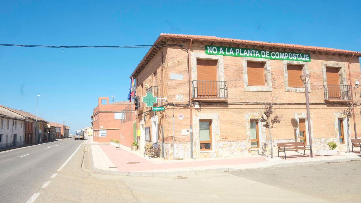 El Ayuntamiento de Santas Martas con una pancarta en contra de la planta en una imagen de archivo. | L.N.C.