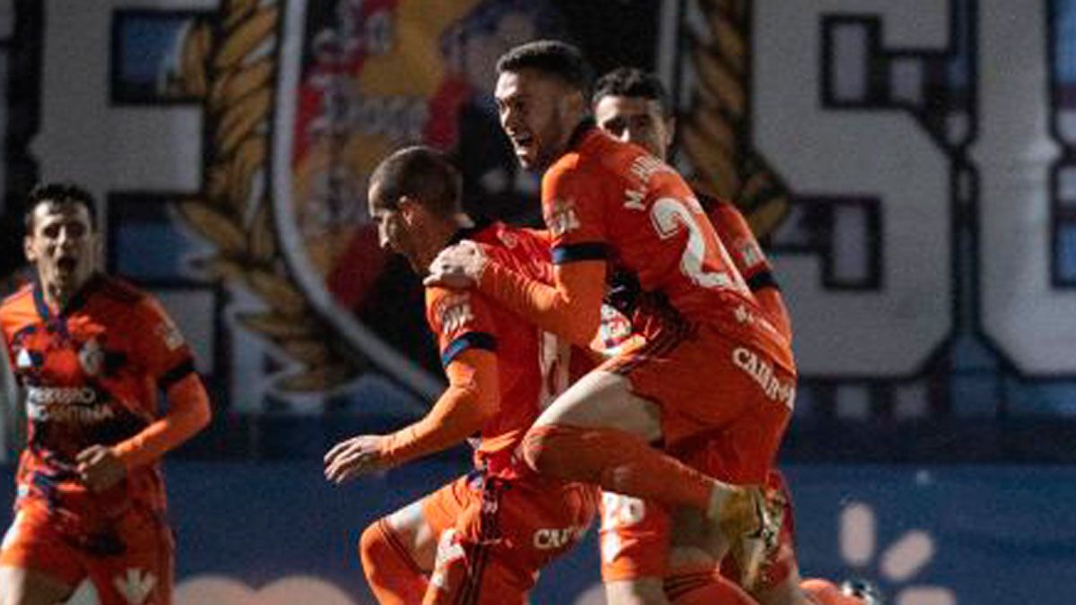 Los jugadores de la Deportiva abrazan a Sielva tras marcar el gol que abría el marcador. | LALIGA