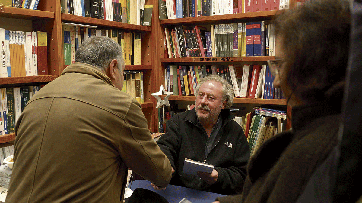 Julio Llamazares presenta este jueves su nueva publicación en la librería Alberti de Madrid. | MAURICIO PEÑA