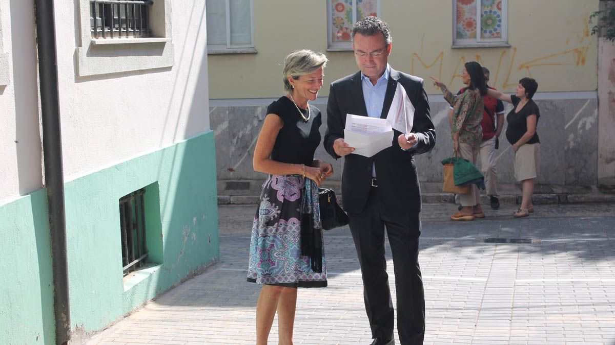 Ana Franco y Fernando Salguero, durante su visita a la calle Maestro Copín. | L.N.C.