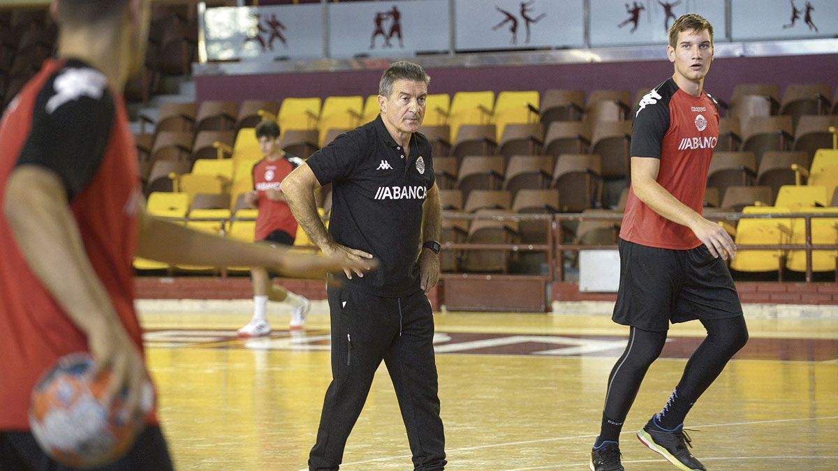 Manolo Cadenas dirige al Abanca Ademar durante un entrenamiento en el Palacio de Deportes. | MAURICIO PEÑA