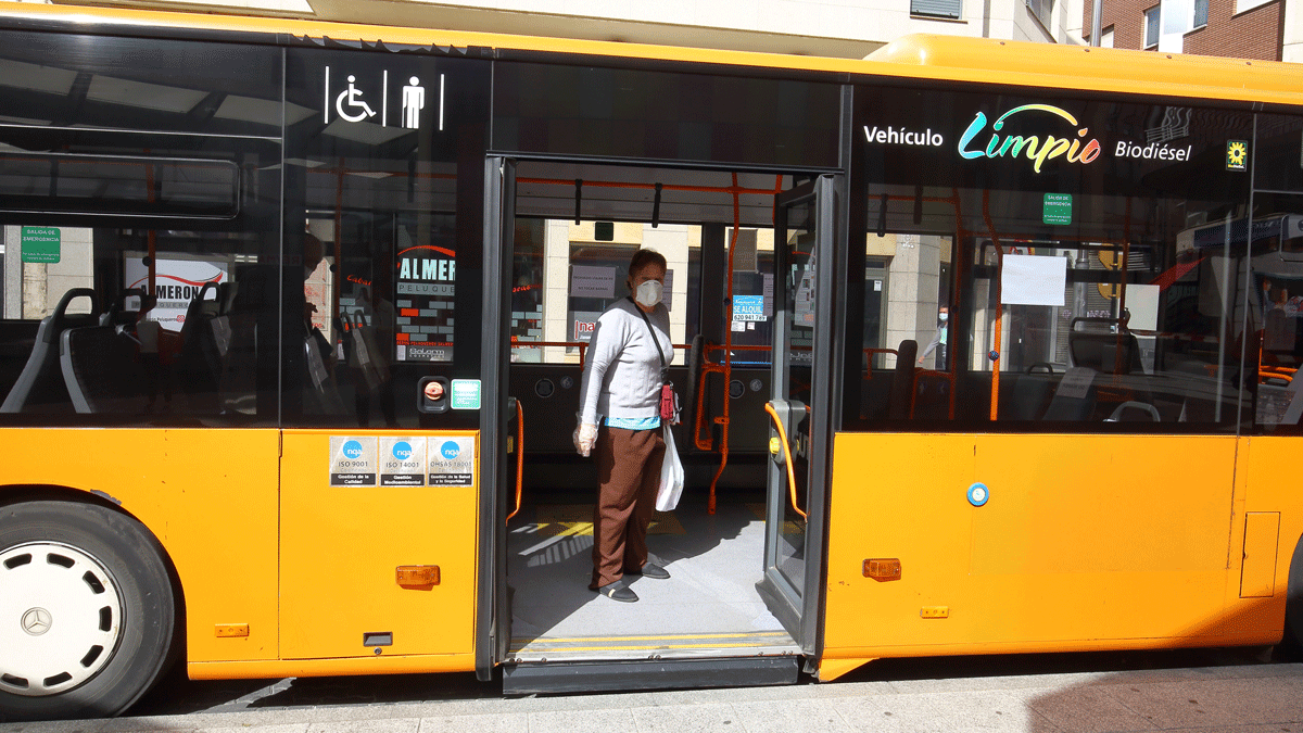 Uno de los autobuses de la flota del bus urbano de Ponferrada. | C.S.