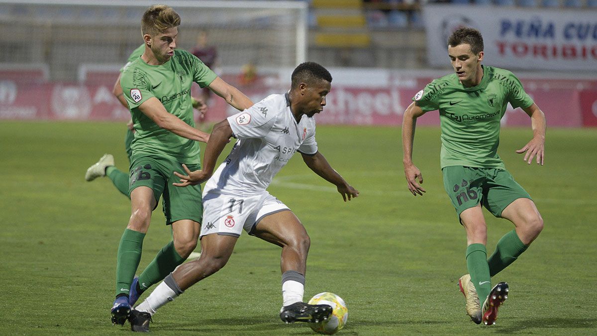 Kawaya se va de dos rivales durante la última visita del Burgos al Reino. | MAURICIO PEÑA