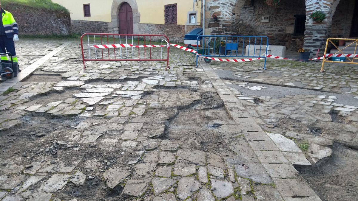 Trabajos de mejora en el pavimento de Salas de los Barrios. | L.N.C.