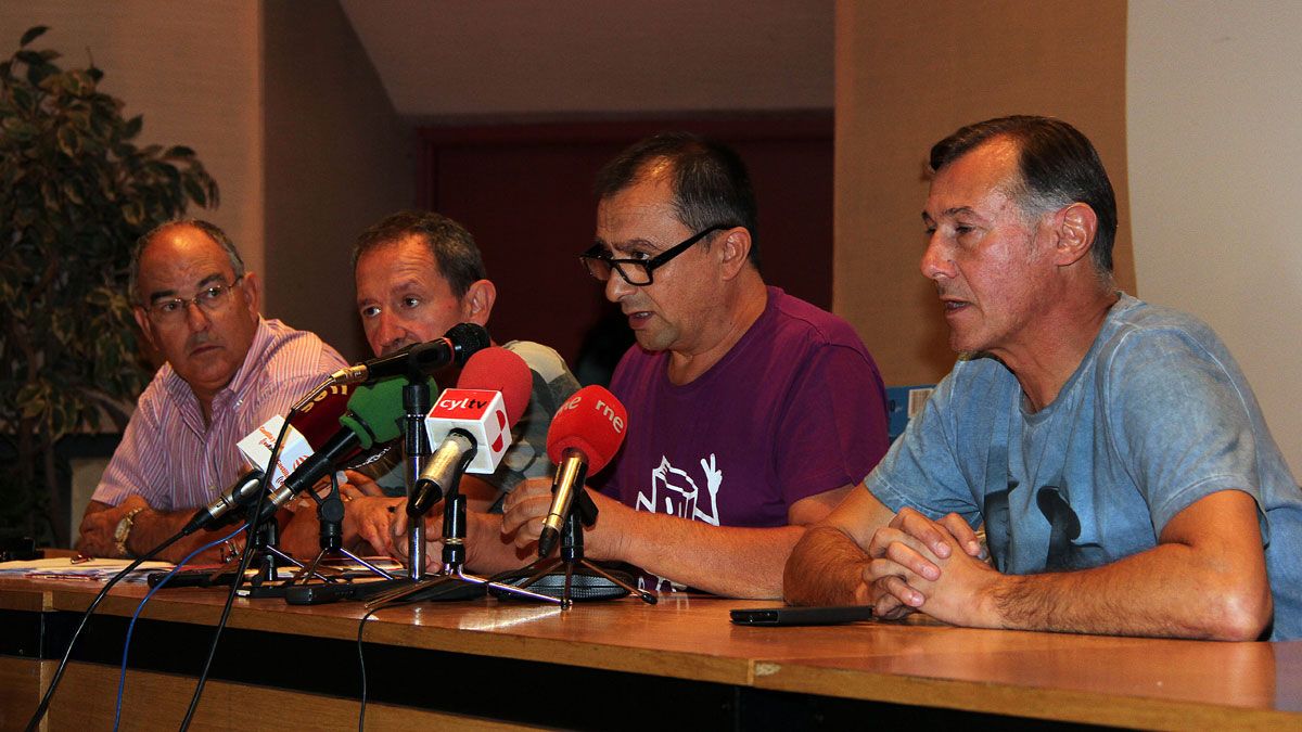 Los representantes de los trabajadores de Everest durante la rueda de prensa en la sede de los sindicatos. | ICAL