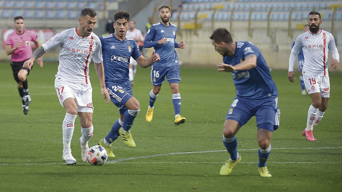 Dioni intenta colarse entre defensores del Oviedo B. | MAURICIO PEÑA