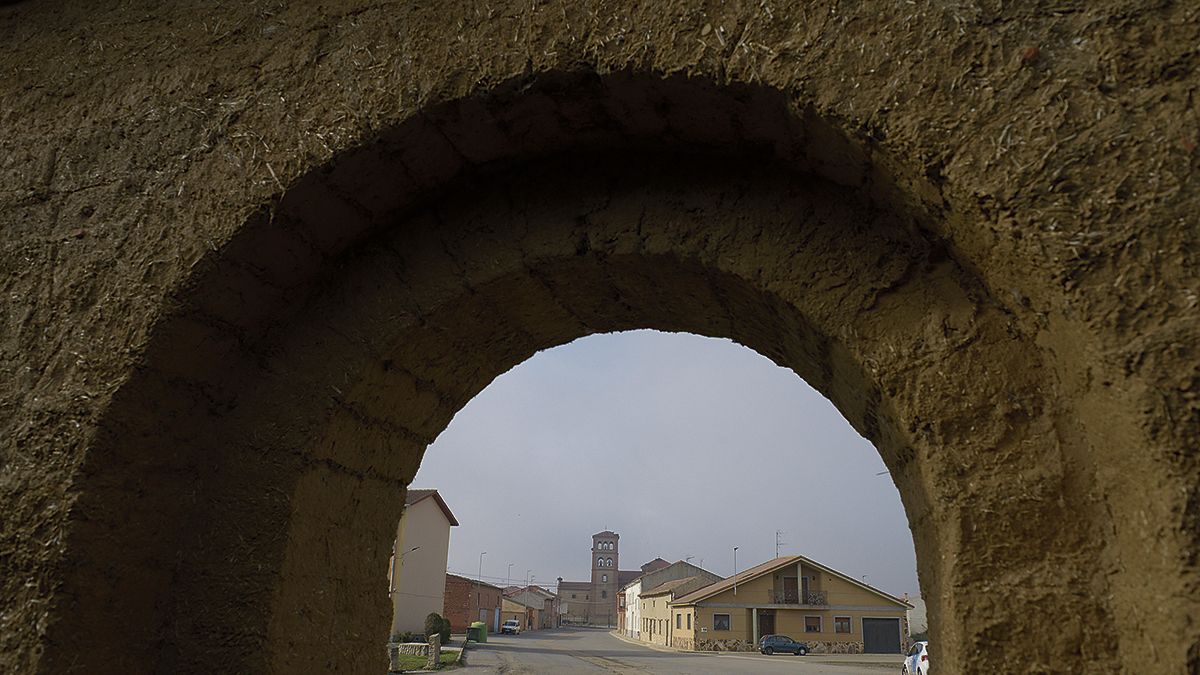 Iglesia de Santa María de las Eras vista desde el monumento al adobe. | MAURICIO PEÑA