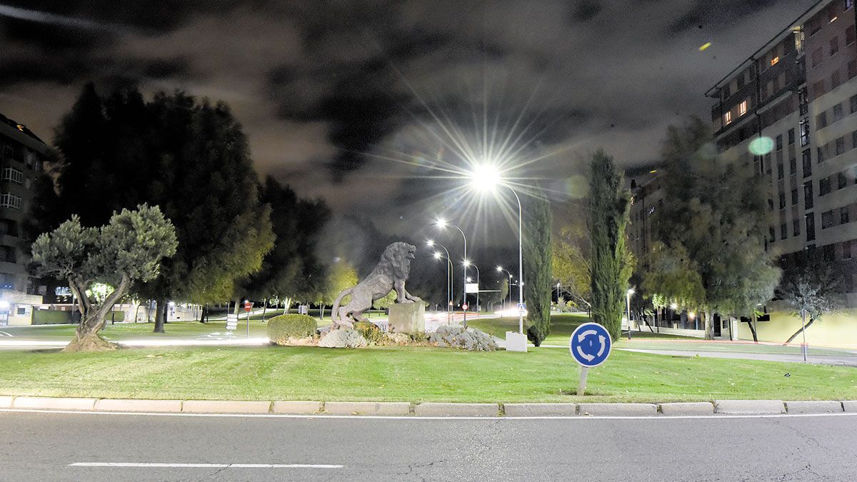 Primera noche del toque de queda en León. | SAÚL ARÉN Primera noche del toque de queda en León. | SAÚL ARÉN