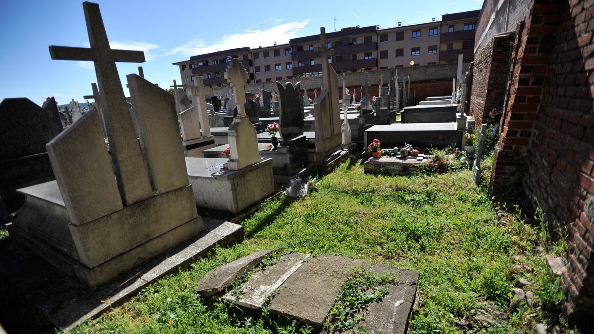 El cementerio vecinal de San Andrés del Rabanedo solo tiene tres nichos libres. | DANIEL MARTÍN