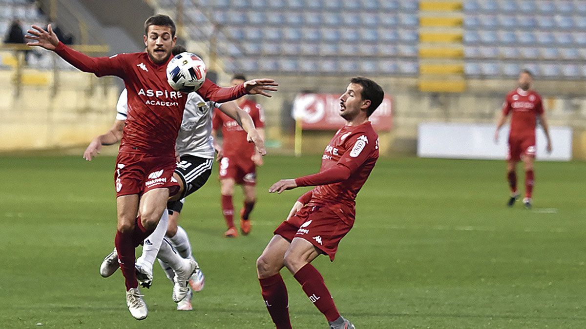 Pipo controla el balón frente al Burgos. | SAÚL ARÉN