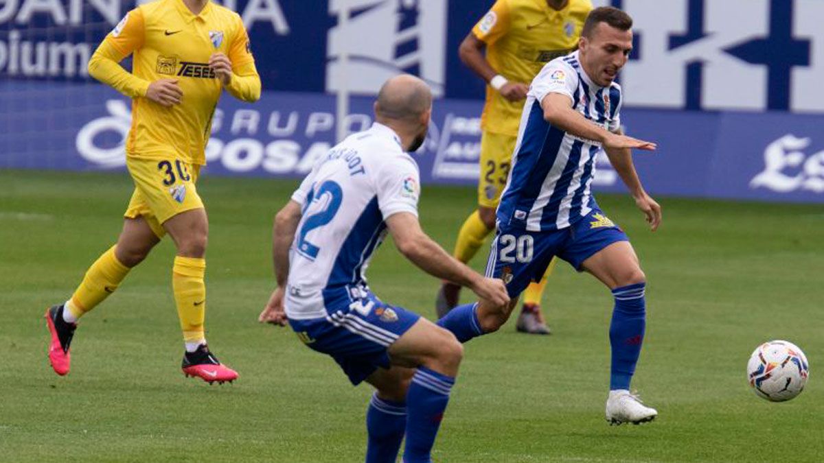 Pablo Valcarce, durante el partido ante el Málaga en El Toralín. | LA LIGA