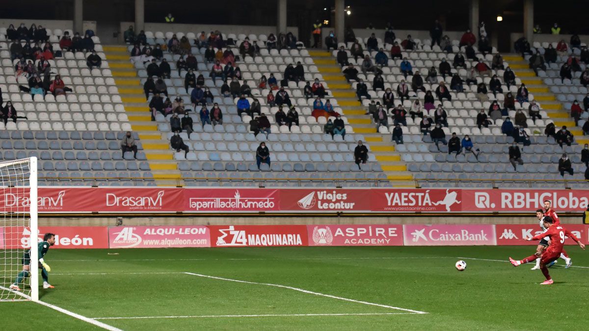 Héctor lanza el penalti que le dio el empate a la Cultural contra el Burgos. | SAÚL ARÉN