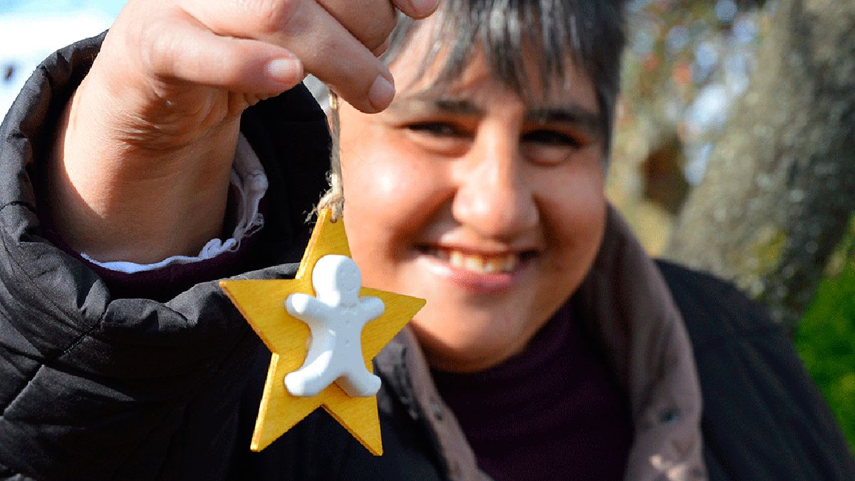 Una de las realizadoras de las estrellas muestra una de ellas.