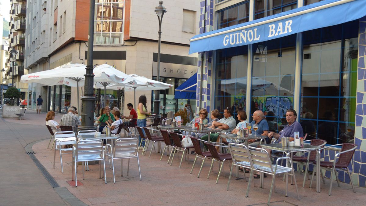 Una terraza del centro de Ponferrada, en una imagen de archivo. | L.N.C.