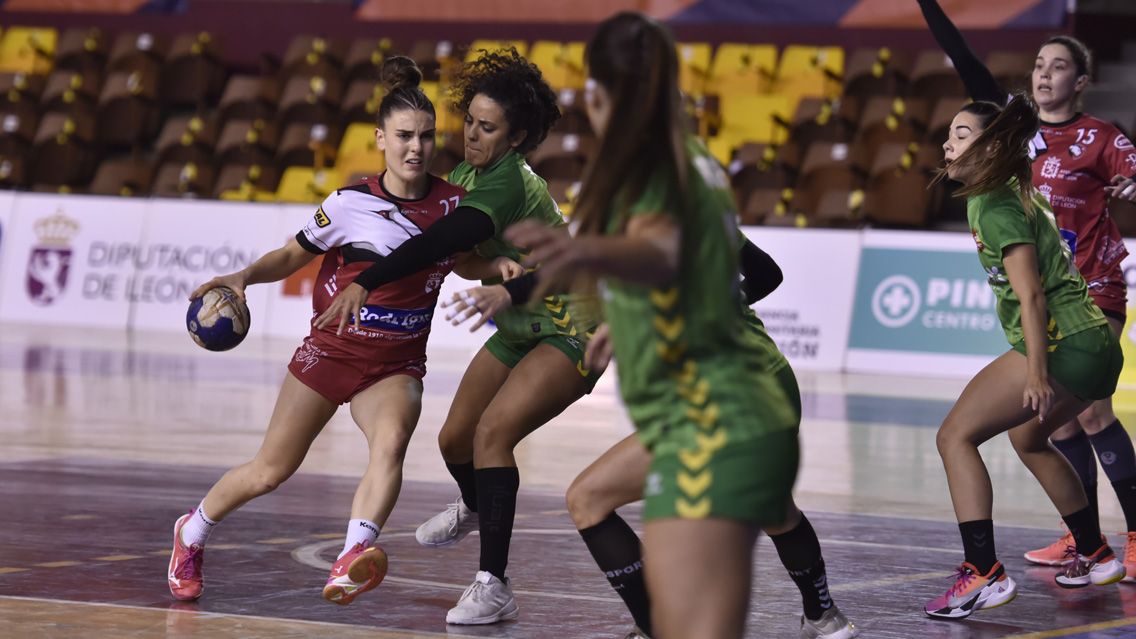 María Sancha, durante el partido ante Lanzarote. | SAÚL ARÉN María Sancha, durante el partido ante Lanzarote. | SAÚL ARÉN