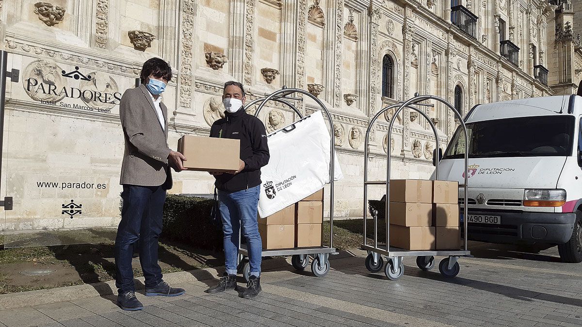 Emilio Gancedo hizo entrega de los libros a Alberto San Sebastián. | ILC