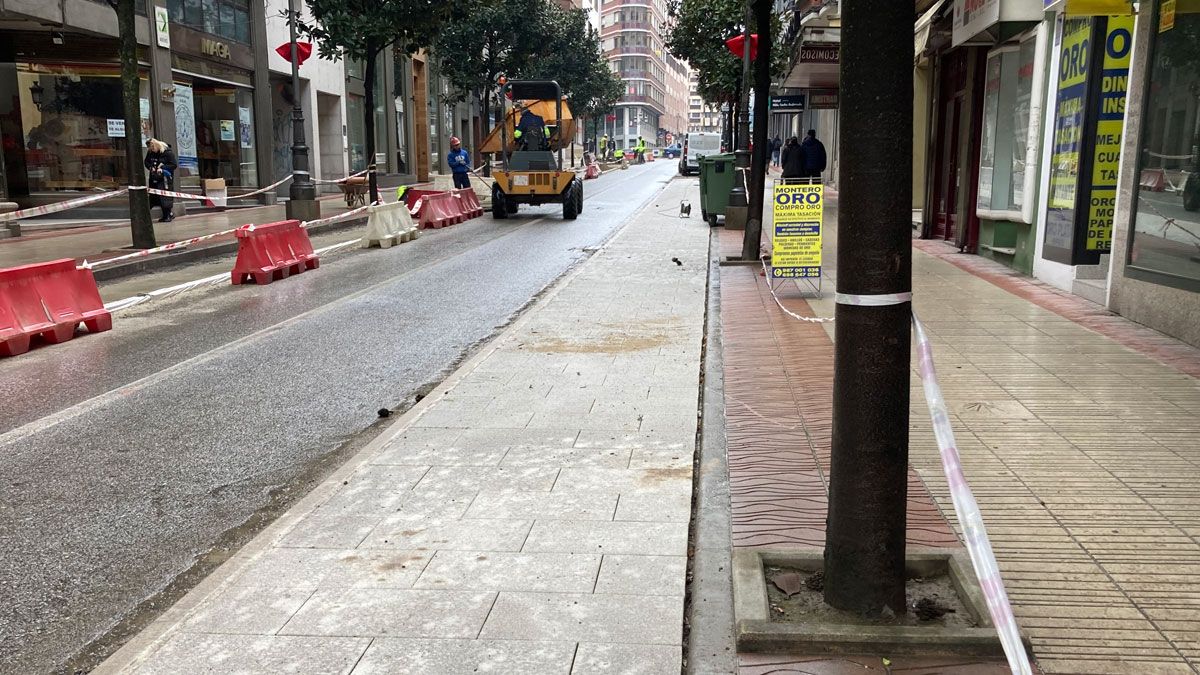 Las aceras es una de las partes más deterioradas de la calle comercial.