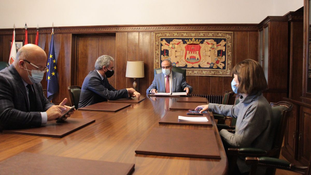 Izquierdo en su reunión con el alcalde de Ponferrada.
