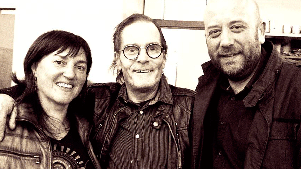 Con Mercedes Sanz y Javier Semprún, dos de los compañeros de una de las aventuras que marcó la vida de Miguel Ángel Martínez, en Teatro Corsario.