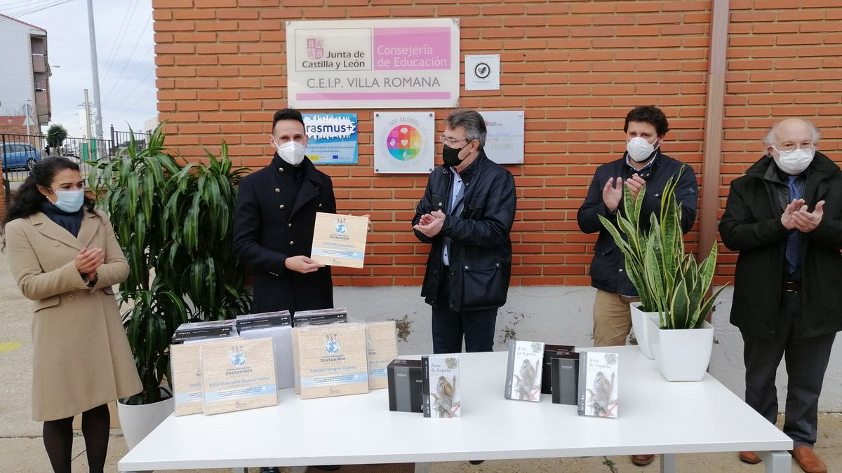 Entrega de la acreditación de 'Centro Educativo Sostenible'. | L.N.C. Entrega de la acreditación de 'Centro Educativo Sostenible'. | L.N.C.