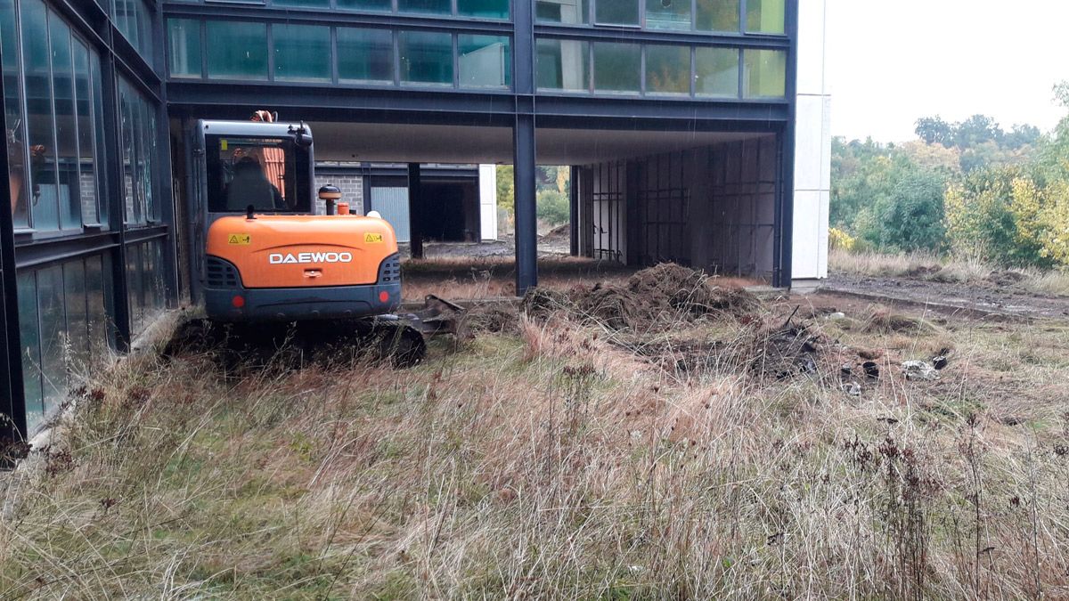 Trabajos para acondicionar la nave del parque de bomberos de Villablino. | L.N.C.