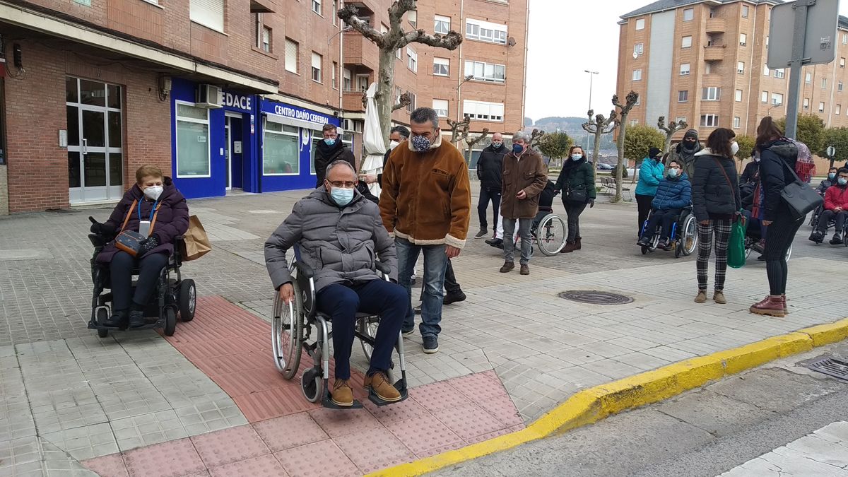 El paseo en silla de ruedas en el que participó el alcalde dio cuenta de las necesidades de la ciudad en accesibilidad. | M.I.