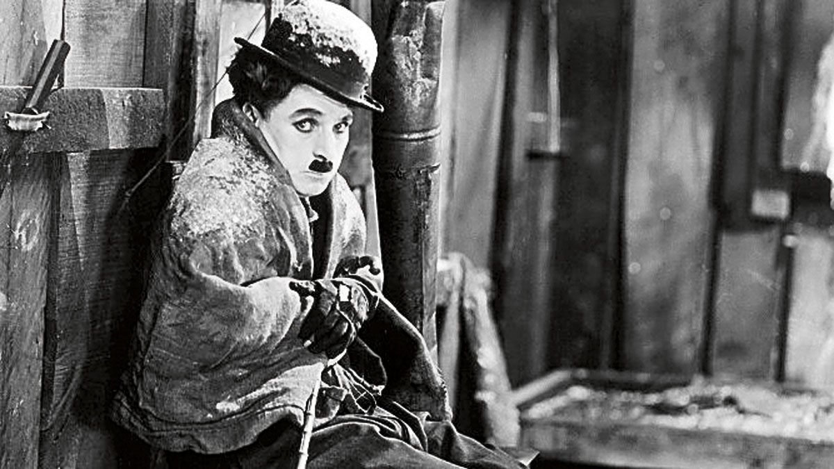 Charlot en una escena de la película.