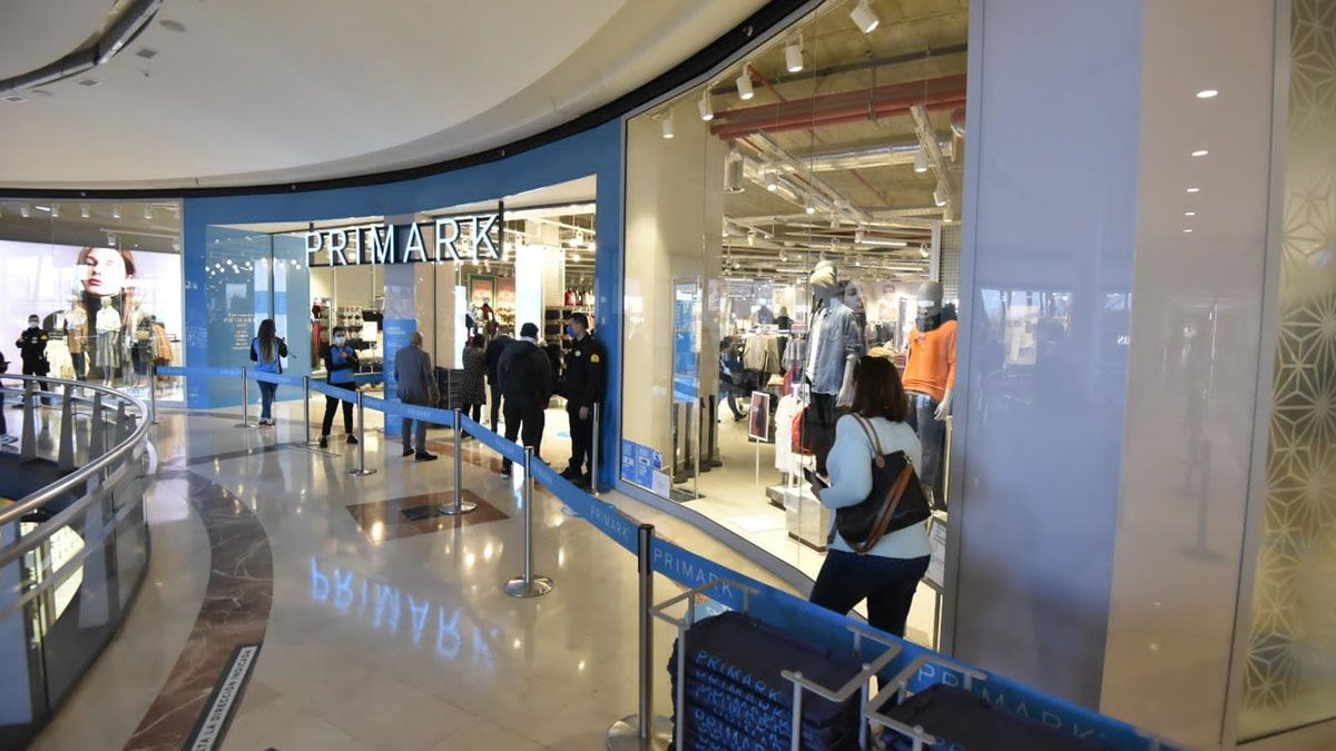 Primeros clientes de Primark en León. | SAÚL ARÉN