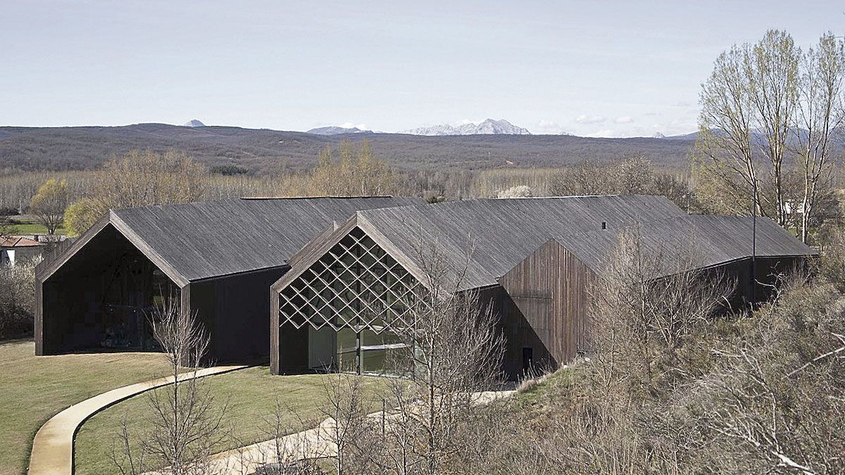 Vista exterior de la sede de la Fundación Cerezales Antonino y Cinia en Cerezales del Condado.| FCAYC