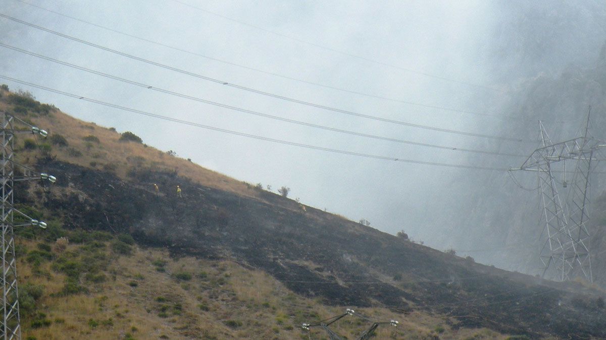 Imagen del incendio en la localidad leonesa de Villasimpliz. | ESTEFANÍA NIÑO