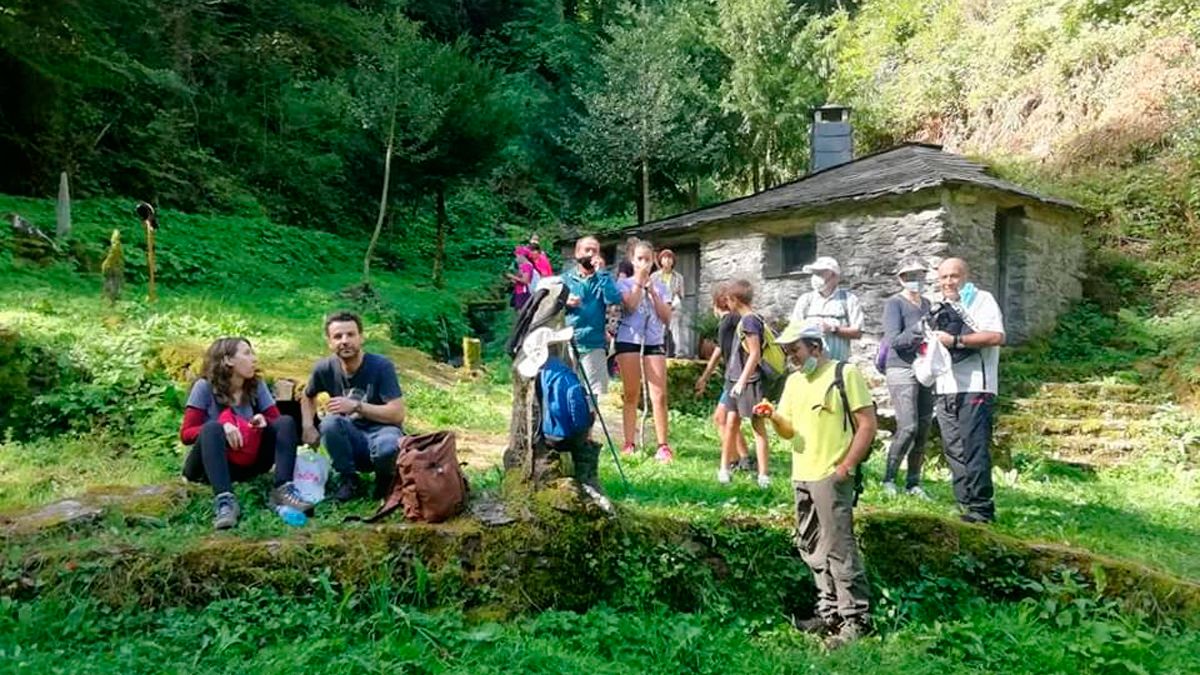 Una de las últimas salidas por las rutas que la agrupación de castañicultores han trabajado con el fin de crecer de la mano del turismo. | TRES VALLES