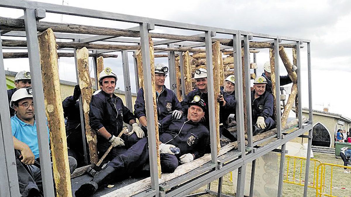 Los ‘siempre mineros’ del Club de Entibadores posan juntos después de haber realizado al aire libre un posteo en rampa, con excelente resultado.