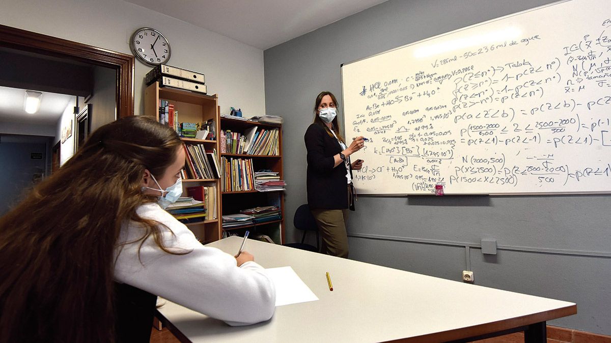 Una academia leonesa imparte clases durante la crisis sanitaria. | SAÚL ARÉN